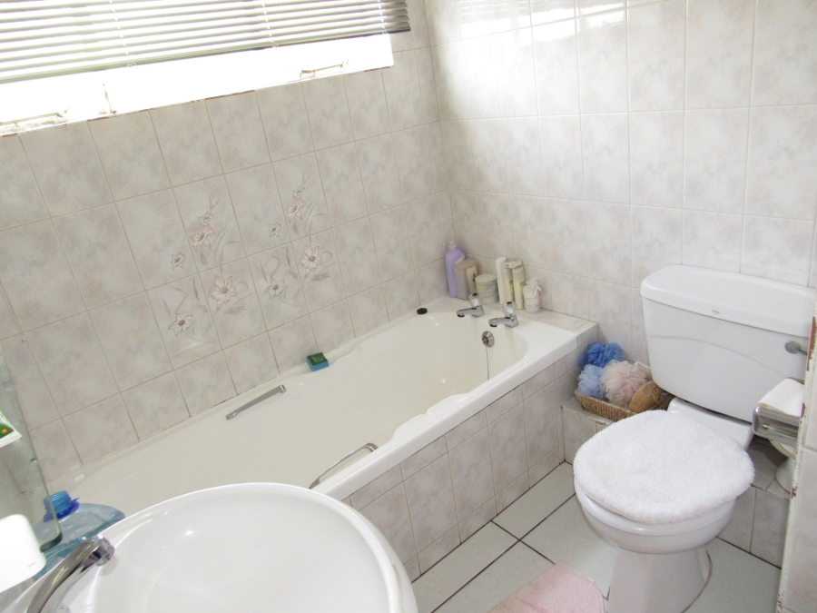 4 Bedroom Property for Sale in Wavecrest Eastern Cape